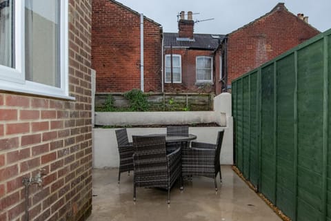 Sutton Cottage - 4BR 2Bath House Up to 9 Guests - Smart TV - Huge Bedrooms - Ideal for Contractors Vacation rental in Southampton