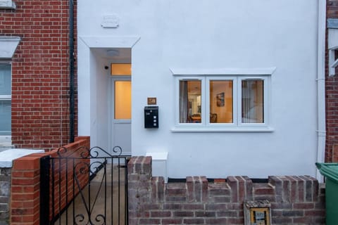 Sutton Cottage - 4BR 2Bath House Up to 9 Guests - Smart TV - Huge Bedrooms - Ideal for Contractors Vacation rental in Southampton