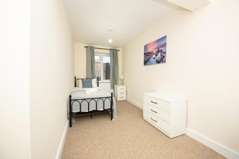 Sutton Cottage - 4BR 2Bath House Up to 9 Guests - Smart TV - Huge Bedrooms - Ideal for Contractors Vacation rental in Southampton