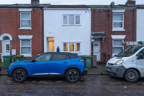 Sutton Cottage - 4BR 2Bath House Up to 9 Guests - Smart TV - Huge Bedrooms - Ideal for Contractors Vacation rental in Southampton