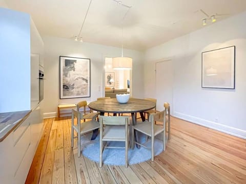 Large & Modern 4 Bedroom Flat Apartment in Frederiksberg