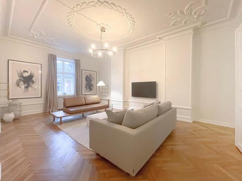 Large & Modern 4 Bedroom Flat Apartment in Frederiksberg