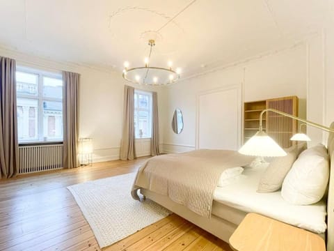 Large & Modern 4 Bedroom Flat Apartment in Frederiksberg