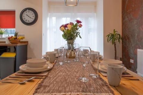 Attractive 3BDR family house with garden Vacation rental in Oldbury