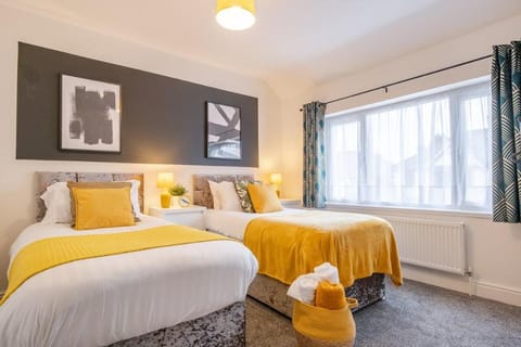 Attractive 3BDR family house with garden Vacation rental in Oldbury