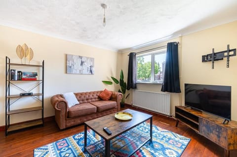 Homely Three Bed Close to centre-Free Parking Apartment in Ipswich