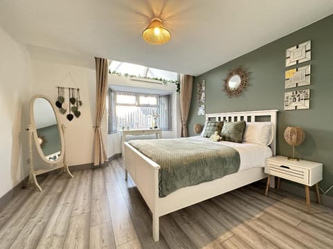 Lilypad Suite near BHX, NEC, HS2, and Resort World Apartment in Marston Green
