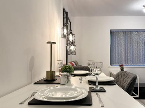 Lilypad Suite near BHX, NEC, HS2, and Resort World Apartment in Marston Green