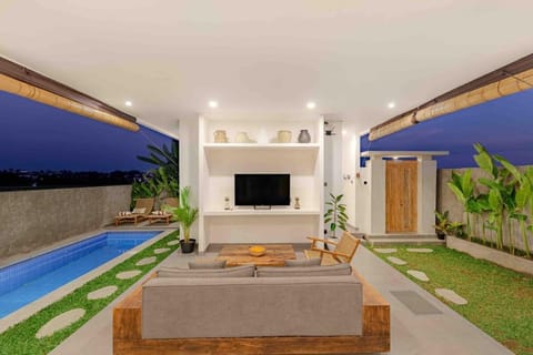 Brand New 3BR En-suite Villa Rice field View Bliss Vacation rental in Kediri