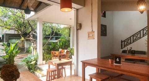 Miraa Guest House & Resto Bed and Breakfast in Sukawati