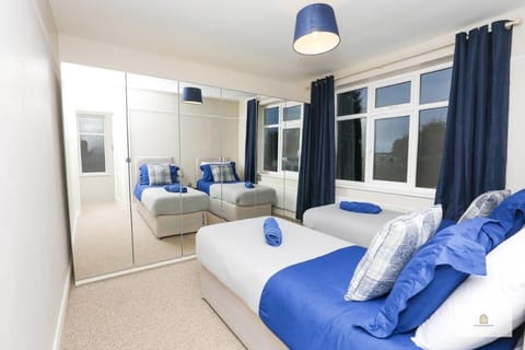 Modern 4-Bedroom 2-Bathroom with Off Road Parking Vacation rental in Warrington