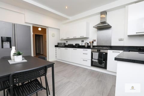 Modern 4-Bedroom 2-Bathroom with Off Road Parking Vacation rental in Warrington