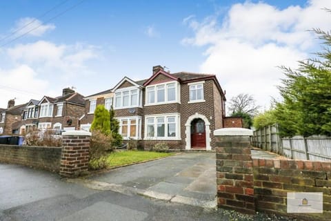 Modern 4-Bedroom 2-Bathroom with Off Road Parking Vacation rental in Warrington