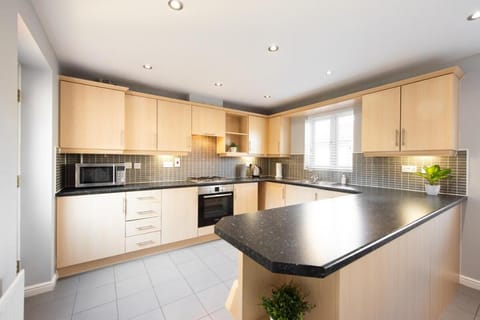3 Bed House - Fast WiFi - King Beds - Pet Friendly Vacation rental in Colchester