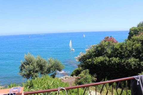BEACHFRONT LITTLE VILLA. Pool, Jacuzzi, sea★★★★★ Vacation rental in Liguria