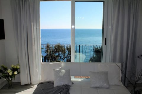 BEACHFRONT LITTLE VILLA. Pool, Jacuzzi, sea★★★★★ Vacation rental in Liguria