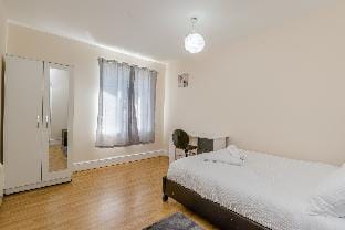 3 Bedroom Spacious Flat Apartment in Birmingham
