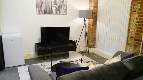 The Old Embassy by Guestz Apartment in Hull