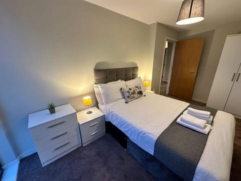 Adelphi Wharf Apartments by Beehosting Hotel in Salford