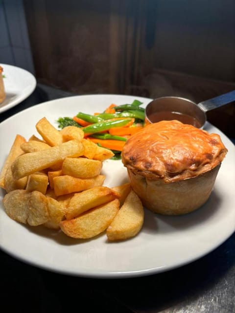 Suite 11 - Sleeping Giant Hotel - Pen Y Cae Inn Apartment in Wales