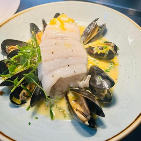 Suite 11 - Sleeping Giant Hotel - Pen Y Cae Inn Apartment in Wales