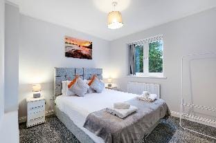 Two Bedroom Penthouse w/ parking High Wycombe -01 Apartment in High Wycombe