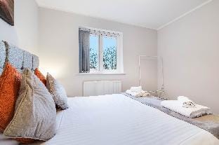 Two Bedroom Penthouse w/ parking High Wycombe -01 Apartment in High Wycombe