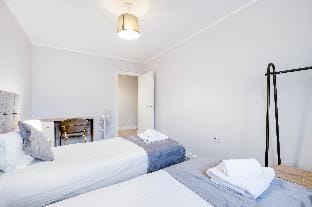 Two Bedroom Penthouse w/ parking High Wycombe -01 Apartment in High Wycombe