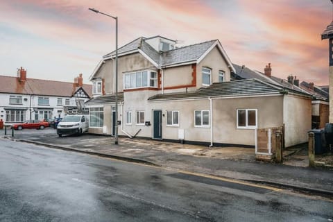 Beach Apartment - 2 Bedrooms Free WiFi Parking Apartment in Wyre District