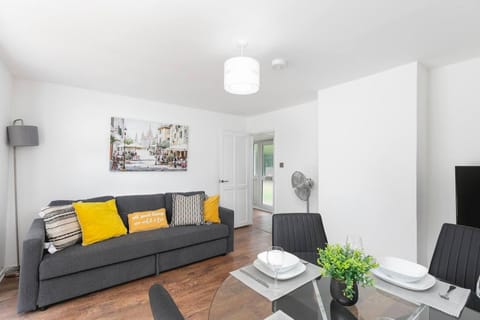 Skyvillion - Lush 2 Bed Hydean Way House Garden Apartment in Stevenage