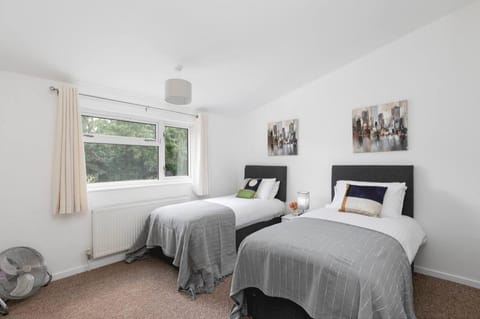 Skyvillion - Lush 2 Bed Hydean Way House Garden Apartment in Stevenage