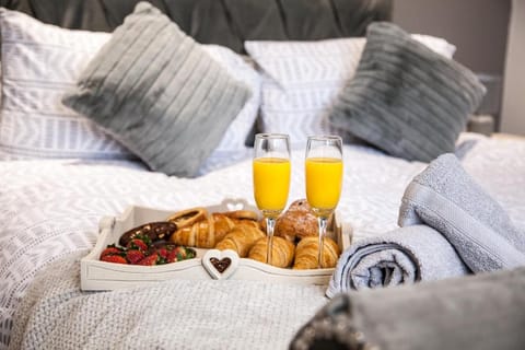 Knutton house|Stylish & Modern|Contractor stays Vacation rental in Newcastle-under-Lyme