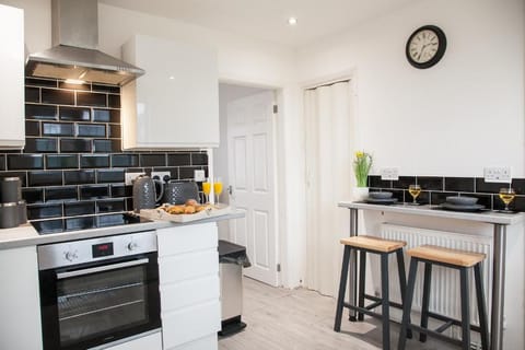 Knutton house|Stylish & Modern|Contractor stays Vacation rental in Newcastle-under-Lyme