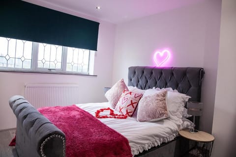 Knutton house|Stylish & Modern|Contractor stays Vacation rental in Newcastle-under-Lyme