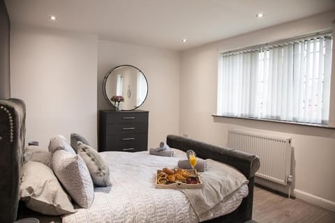 Knutton house|Stylish & Modern|Contractor stays Vacation rental in Newcastle-under-Lyme