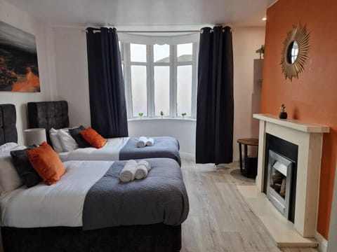 Modern 4-bed house with garden & parking Vacation rental in Coventry