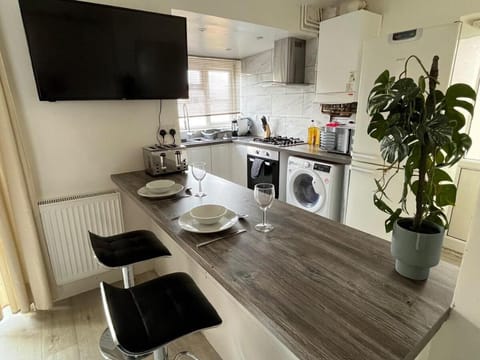 Modern 4-bed house with garden & parking Vacation rental in Coventry