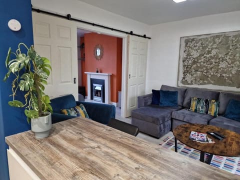 Modern 4-bed house with garden & parking Vacation rental in Coventry