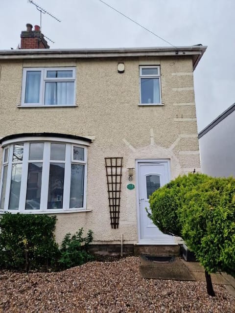Modern 4-bed house with garden & parking Vacation rental in Coventry