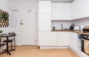 Elegant Central Private Parking Leisure Contractor Apartment in Aylesbury