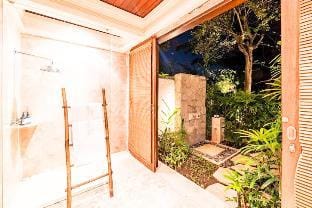 Green Garden 3 BR Private Pool Garden View IR45 Villa in Kuta Selatan