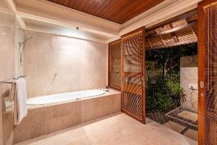 Green Garden 3 BR Private Pool Garden View IR45 Villa in Kuta Selatan
