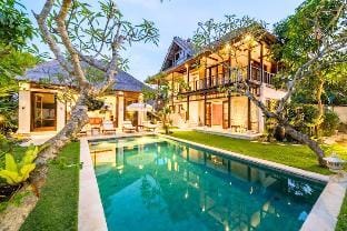 Green Garden 3 BR Private Pool Garden View IR45 Villa in Kuta Selatan