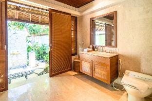 Green Garden 3 BR Private Pool Garden View IR45 Villa in Kuta Selatan
