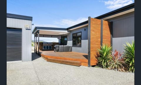 Hobart Luxury: Modern 4BR - Mountain & Water Views Vacation rental in Tasmania