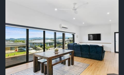 Hobart Luxury: Modern 4BR - Mountain & Water Views Vacation rental in Tasmania