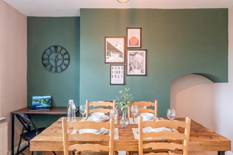 Stylish House Free Parking Super-Fast Wifi & Smart Vacation rental in Coventry