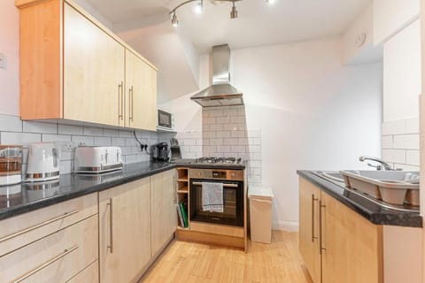 Stylish House Free Parking Super-Fast Wifi & Smart Vacation rental in Coventry