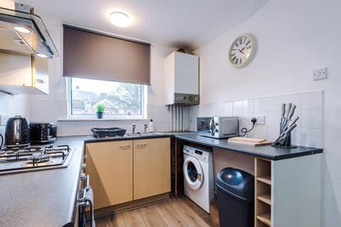 Modern 1-BR Apartment with Free Wi-Fi and Parking Vacation rental in Warrington