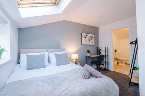 Modern 1-BR Apartment with Free Wi-Fi and Parking Vacation rental in Warrington